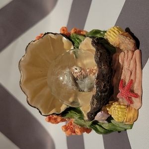 Clam shell mini waterglobe with dolphins